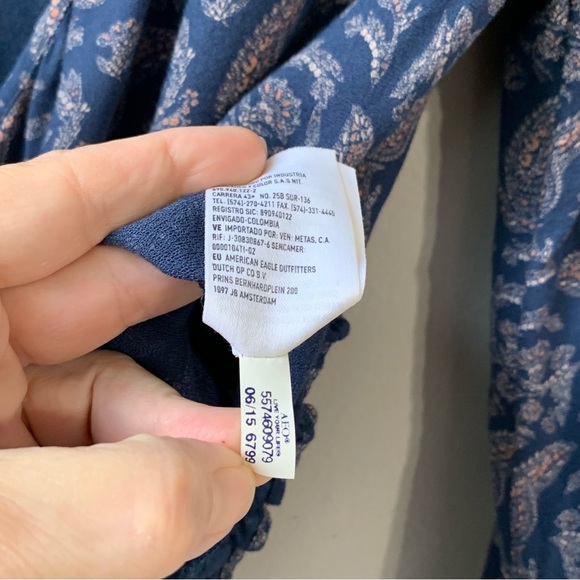 American Eagle Outfitters blue faux wrap blouse w paisley floral print. Size‎ L - Picture 11 of 11